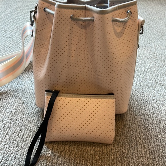 Haute shore Zoe shell bucket bag - Picture 4 of 10